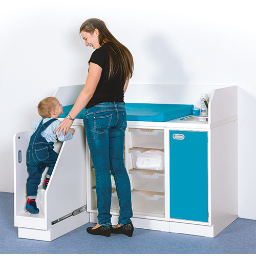 Wickelkommode, dreireihig zuzüglich Waschbecken B/H/T: 143x113x91,5 cm, Ausziehbarer Aufstieg links, 8 Boxen und Waschbecken rechts