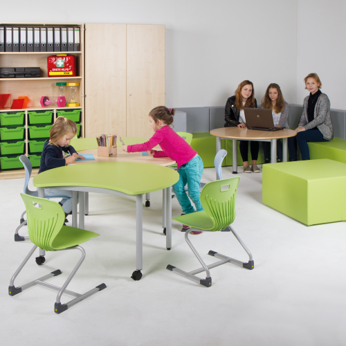Tisch PAC mit Körperausschnitt, fahrbarer Schultisch mit Vollkernplatte PowerSurf Durchmesser 100 cm, Tischhöhe 64 cm